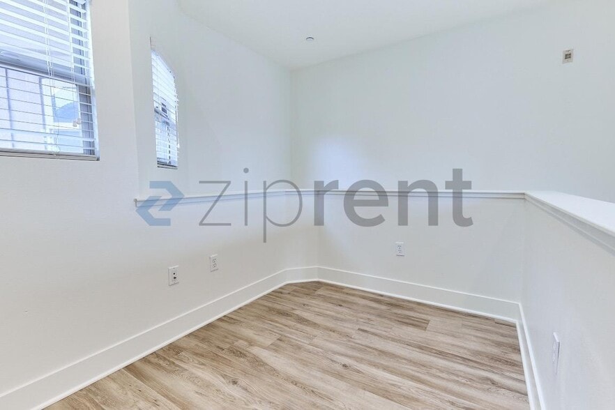Building Photo - Unit 11