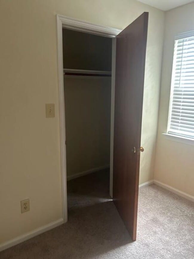 Building Photo - New Listing!