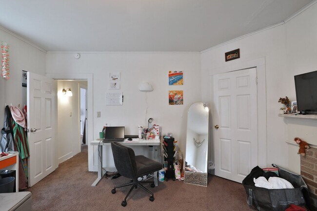 Building Photo - 4-5 BR HOUSE on Frambes close to High St / Short term lease available