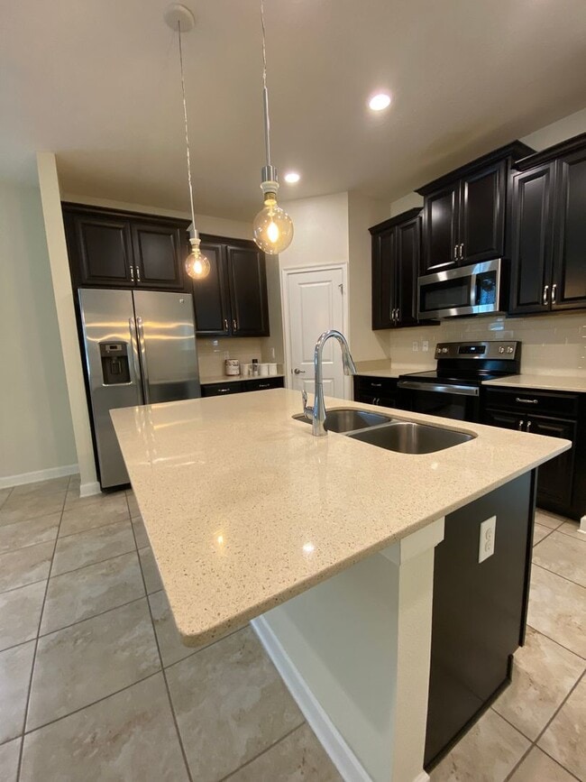 Building Photo - Spacious 4-Bedroom Home in Prime Winter Ga...