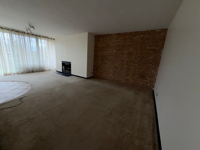 Building Photo - 6010 Oakwood Dr