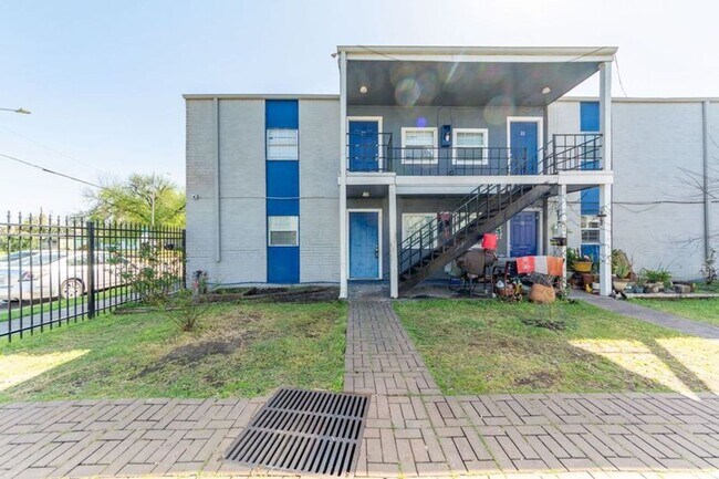 Building Photo - HALF OFF ON FIRST MONTHS RENT MOVE-IN SPECIAL