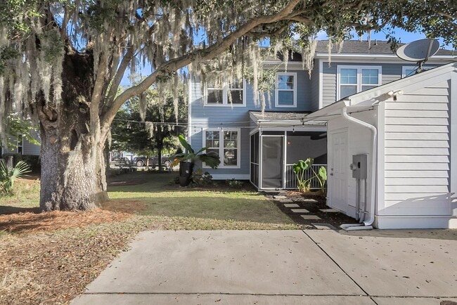 Building Photo - Stunning 3-Bed / 2.5-Bath Home in Park Cir...