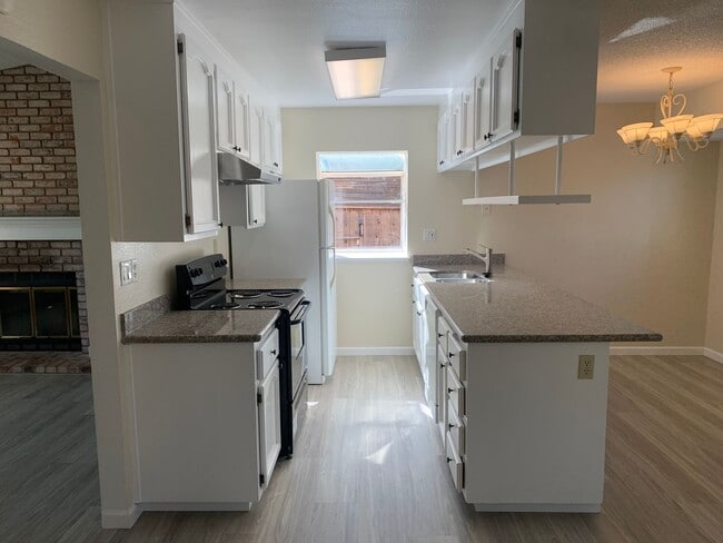 Building Photo - MOVE IN SPECIAL $500 off 1st months rent