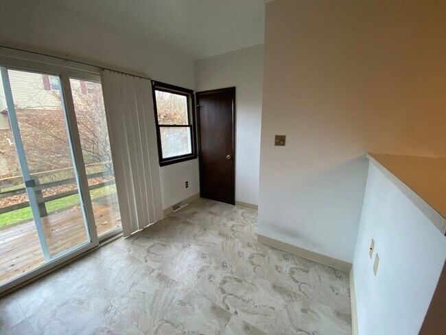 Building Photo - Large 4 Bedroom House, Franklin Regional S...
