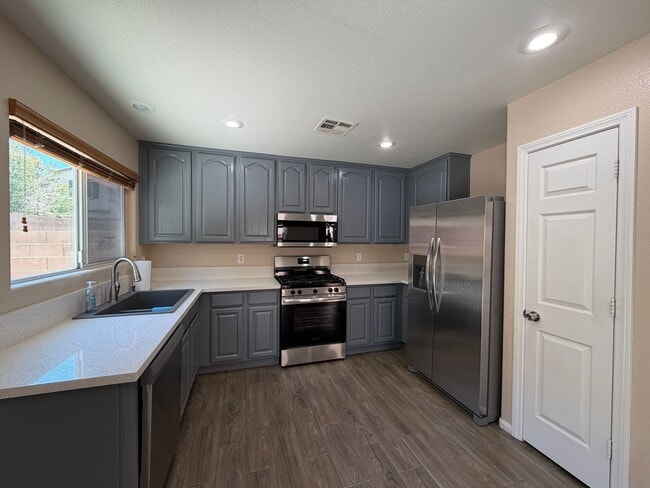 Building Photo - SPACIOUS SINGLE STORY HOME IN SOUTHERN HIGHLANDS WITH NEW KITCHEN APPLIANCES