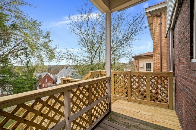 Building Photo - Newly Renovated 3 Bed, 1 Bath Home - Conveniently Located, Central AC & Heat - Available NOW in B...