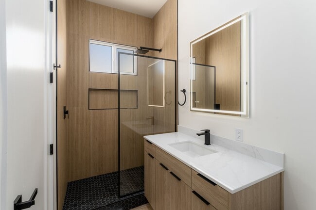 Building Photo - Top Floor, Laundry, Luxurious and Newly Built