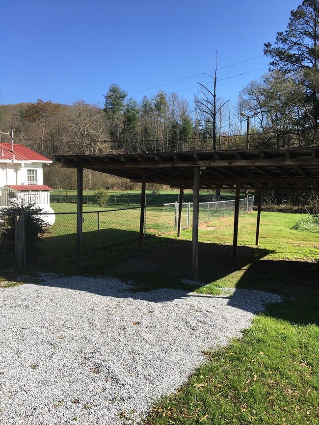 Building Photo - 4568 Old Clear Creek Rd