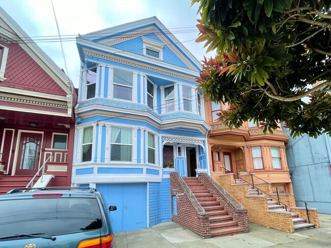 Building Photo - Wonderful Light and Bright Top Floor 2BR/1...