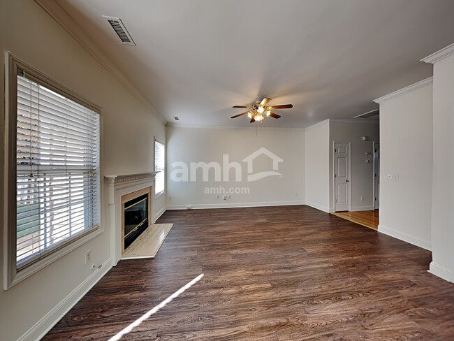 Building Photo - 5017 Village Lawn Dr