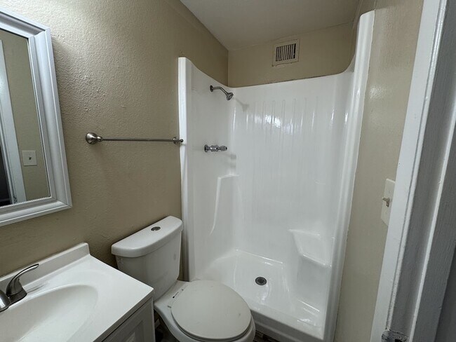 Building Photo - Remodeled Peoria 3br