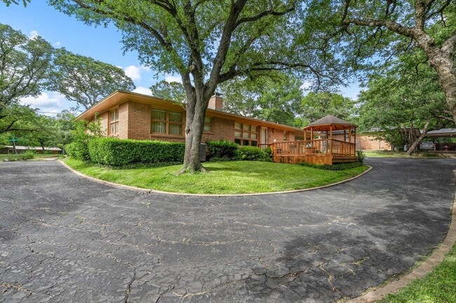 Building Photo - Private Woodway Retreat
