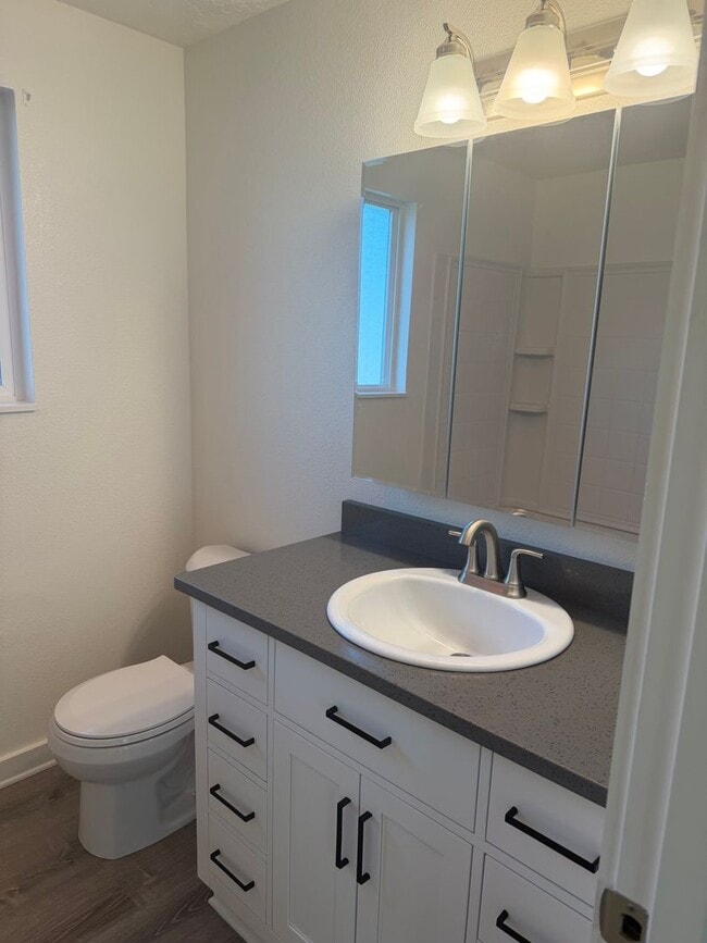 Building Photo - Updated 2 bedroom 1.5 bath duplex in Thurston!