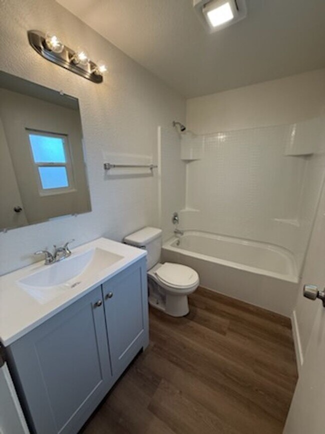 Building Photo - Alley Access 2 Bedroom with Bonus Room