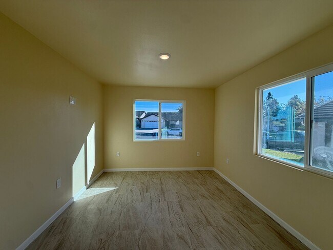 Building Photo - R71300