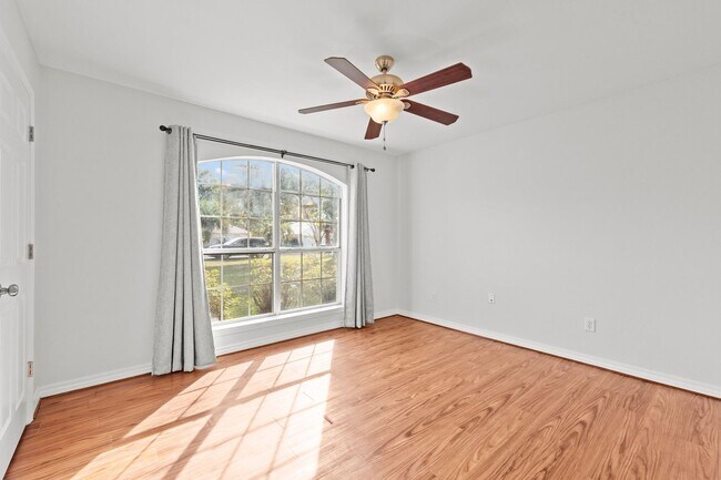 Building Photo - Updated Home in Raintree Estates!