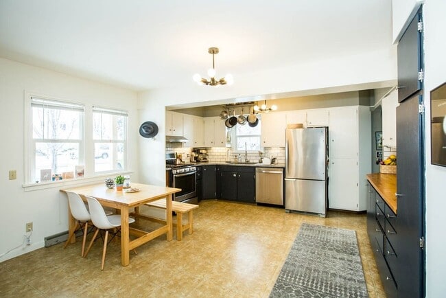 Building Photo - $3,000 - 4 bed / 2 bath Centrally Located Single Family Home in Missoula