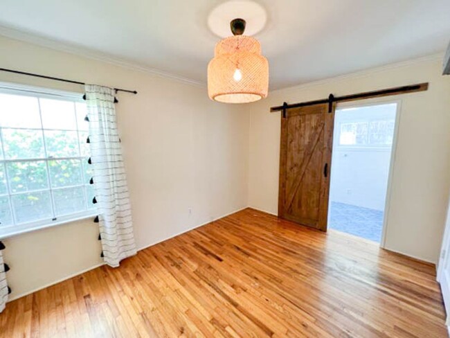 Building Photo - EASTSIDE BUNGALOW LONG BEACH