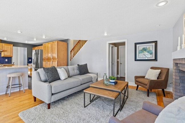 Building Photo - Month to Month Beautiful Spacious 3bed 2.5...