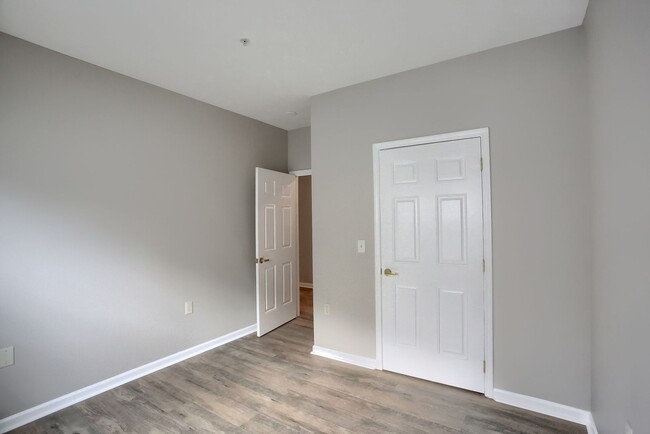 Building Photo - Completely Updated FIRST FLOOR Condo For L...