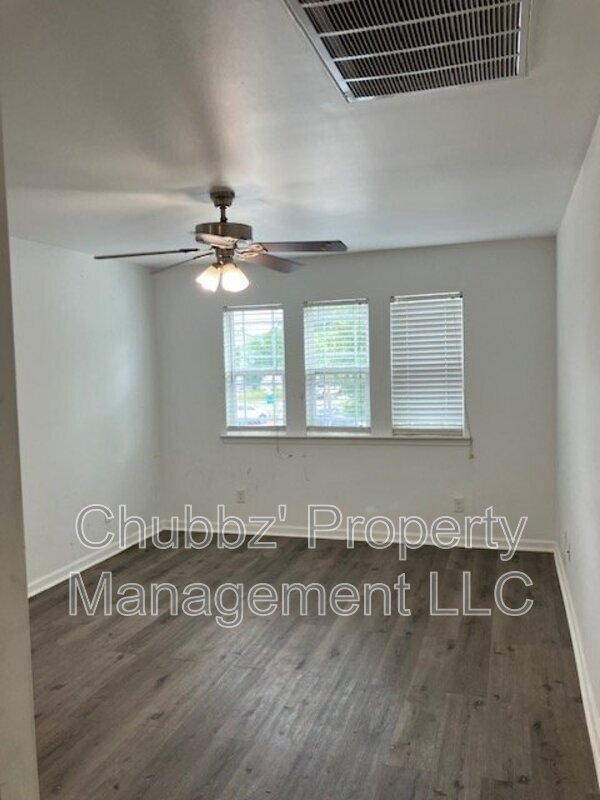 Building Photo - 12 Fan Palm Way