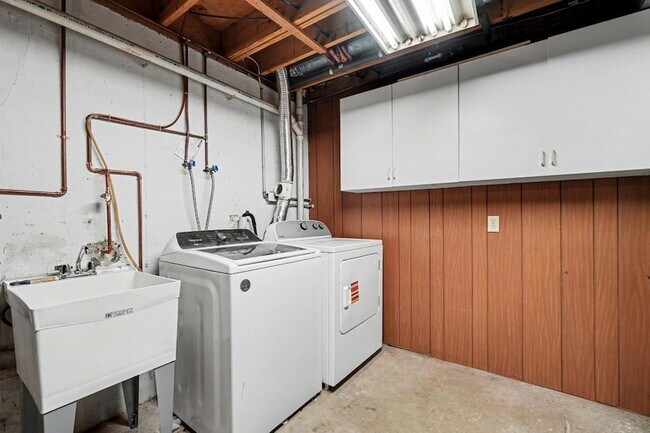 Building Photo - 24981 State Line Rd