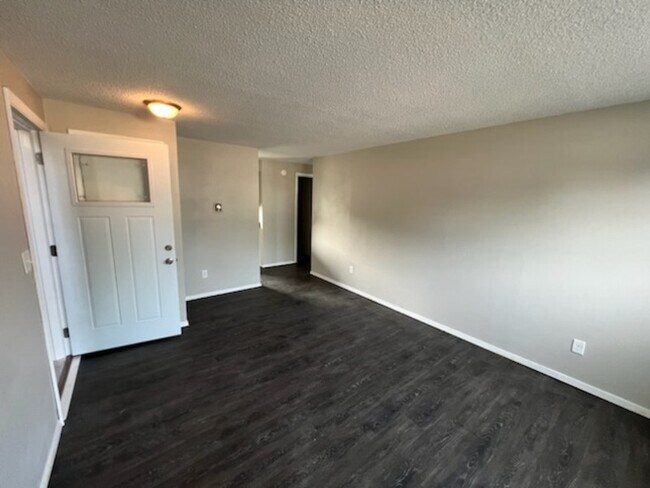 Building Photo - 302 Maple Ln
