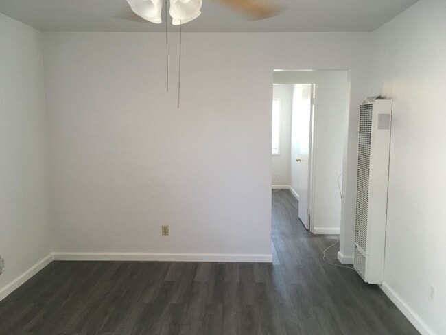 Building Photo - 2 Bedroom, 1 Bathroom Roseville Cottage for Lease.