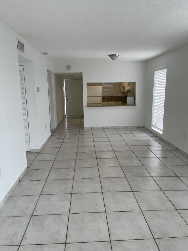 Building Photo - 305 W 68th St