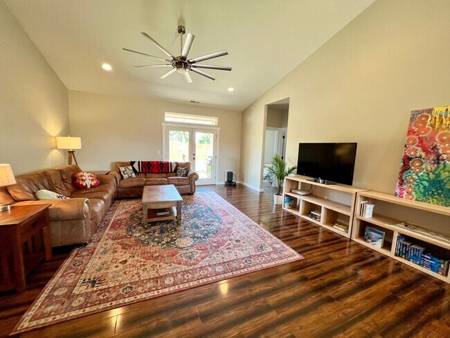 Building Photo - Modern 3 Bedroom Home