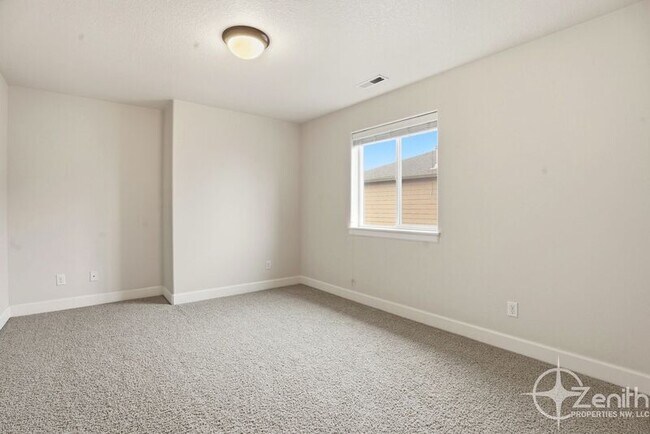 Building Photo - 15205 NE 102nd Way