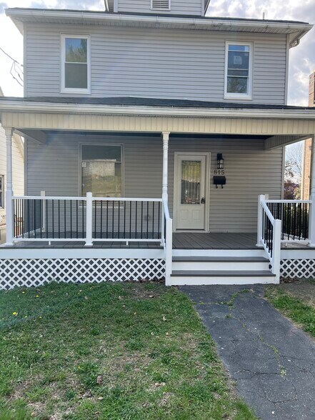 Primary Photo - 815 Grove St