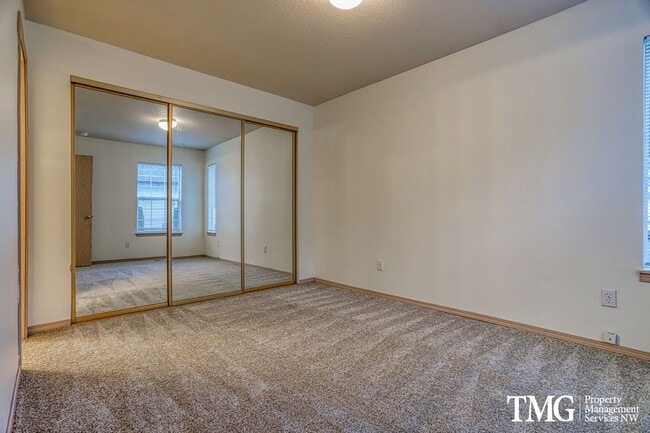 Building Photo - Peaceful 2-bedroom, 2 bath Townhome in thi...