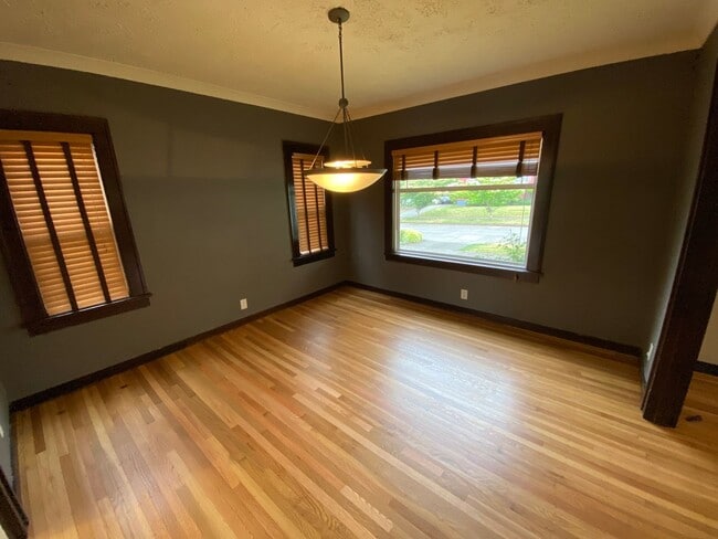 Building Photo - Arbor Lodge Bungalow!