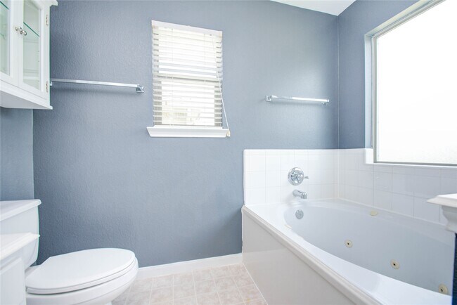 Building Photo - 16110 Limestone Lake Dr