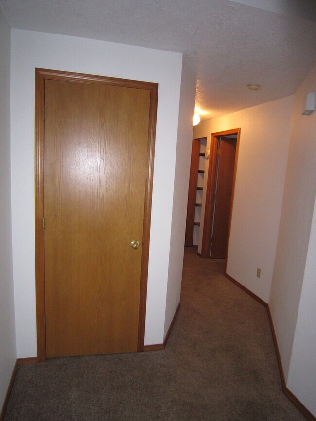 Building Photo - Three Bedroom in South Salem