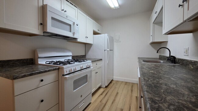 Building Photo - 1 bed, 1 bath, 2nd floor, condominium