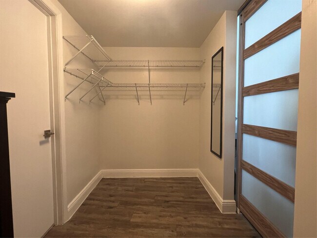 Building Photo - 1750 N Bayshore Dr