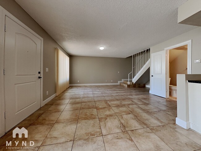 Building Photo - 2132 W Glenrosa Ave