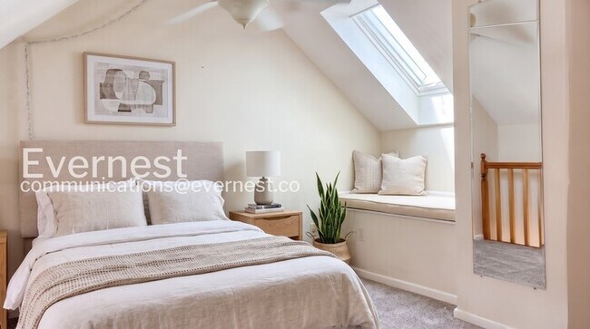 Building Photo - 1 Bed/1 Bath Condo with Garage Parking / Available Now!