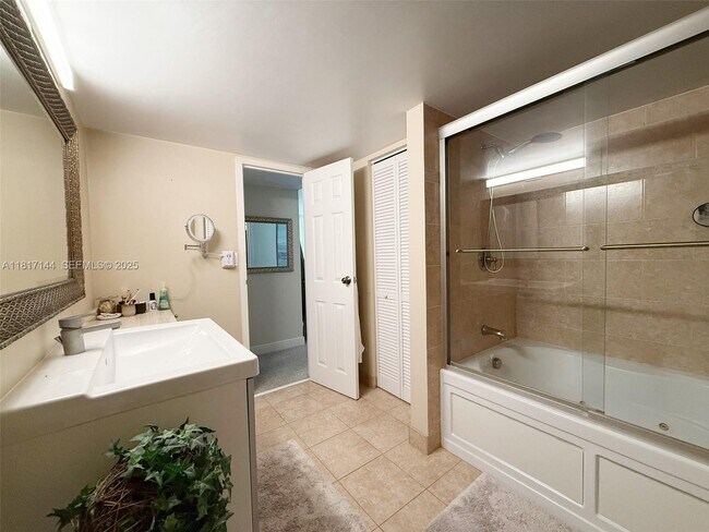 Building Photo - 800 Parkview Dr