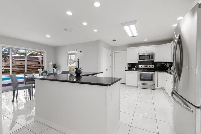 Building Photo - Remodeled Pool Home Located in the Very De...