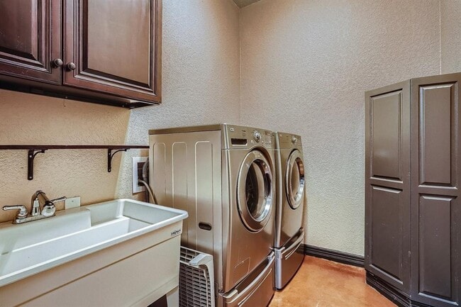 Building Photo - 15207 Nightingale Ln