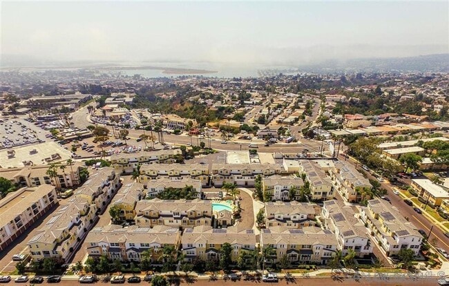 Building Photo - 3 Bedroom 3.5 Bathroom Townhouse in Sunset Cove