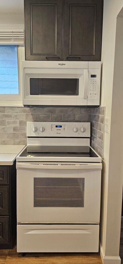 Building Photo - Nicely updated 2bd/2ba bungalow in Royal Oak w/ master bathroom suite