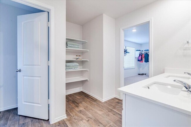 Building Photo - 125 Frogmore Lp
