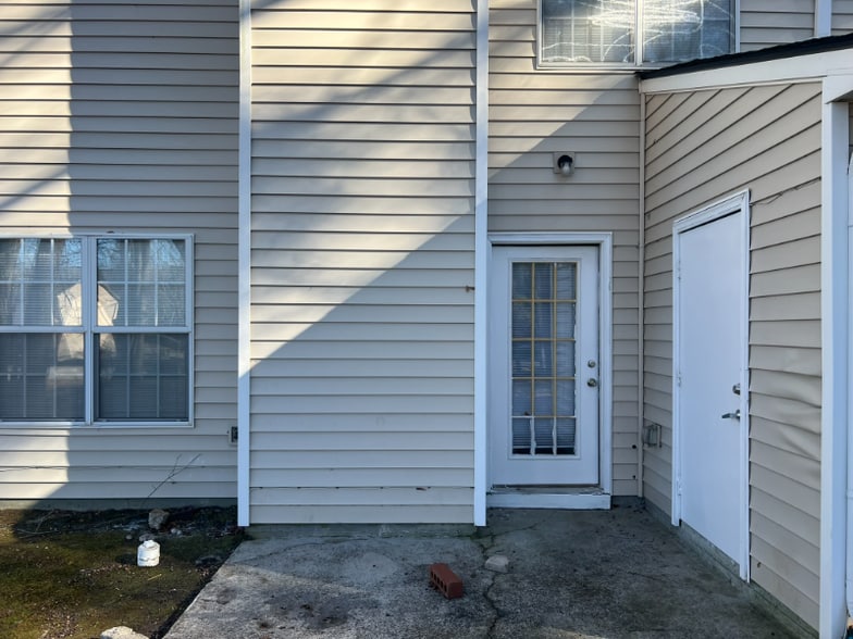 Building Photo - 6585 Carriage Ct