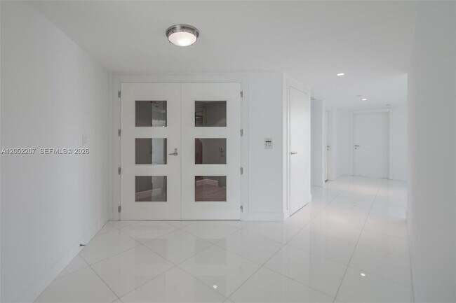 Building Photo - 2627 S Bayshore Dr