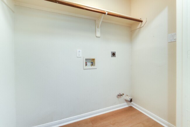 Building Photo - 6702 Albion Cresent Dr
